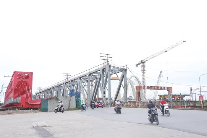 Bộ GTVT (nay là Bộ Xây dựng) cùng TP Hà Nội triển khai dự án xây dựng cầu Đuống mới thay thế cầu cũ đã khai thác hơn một thế kỷ. Khi hoàn thành, cầu Đuống mới sẽ tách riêng luồng đường sắt (đỏ, bên trái, sát cầu Đuống cũ) và đường bộ (bên phải), tăng năng lực vận tải thủy và tạo thêm trục kết nối quan trọng giữa nội đô với khu vực phía Đông Bắc Thủ đô.