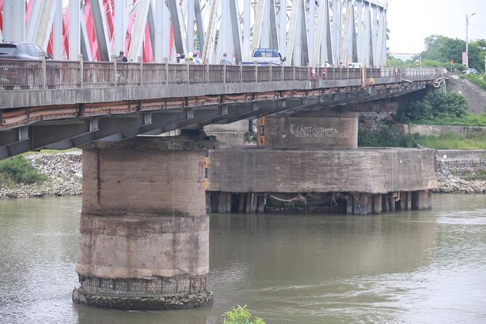 Hơn một thế kỷ qua, cầu Đuống không chỉ phục vụ nhu cầu đi lại mà còn gắn với nhiều dấu mốc phát triển của Hà Nội và đất nước, từ thời chiến đến giai đoạn đổi mới, phát triển kinh tế - xã hội. Bên cạnh sự xuống cấp trên mặt cầu, hệ thống chân cầu cũng chịu ảnh hưởng lớn do thiên tai. Các đợt lũ lớn trên sông Đuống gây ra tình trạng xói lở tại một số điểm, làm xói lở một số vị trí, khiến kết cấu bên trong xuất hiện dấu hiệu hư hại.