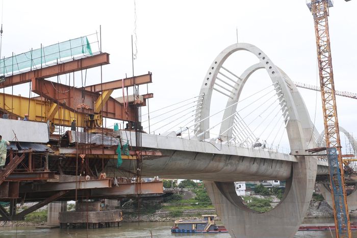 Sau gần 3 năm thi công, các trụ tháp dây văng của cây cầu đường bộ dài đã vươn cao giữa lòng sông Đuống