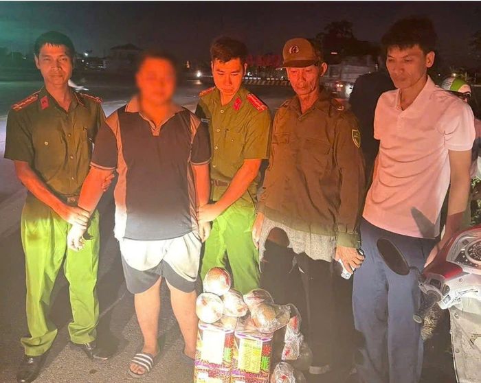 Phùng Đức Tuấn cùng tang vật vi phạm tại hiện trường. (Ảnh: CAHY).