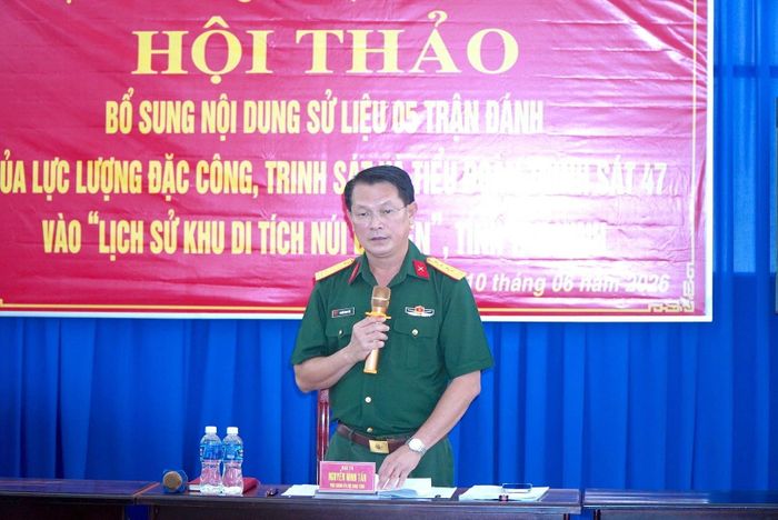 Đại tá Nguyễn Minh Tấn - Phó Chính ủy Bộ CHQS tỉnh phát biểu tại hội thảo.