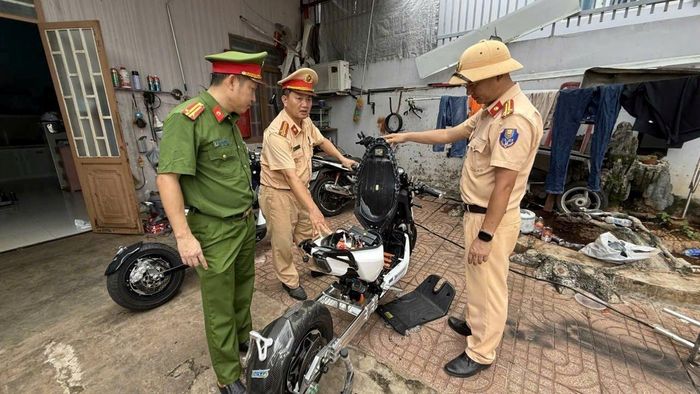 Công an kiểm tra xe điện độ chế.