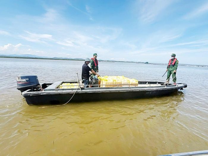 Ông Văn Khắc Sơn cùng tang vật bị tổ tuần tra của Đồn Biên phòng Đồng Văn bắt giữ trên khu vực cửa sông Bắc Luân.