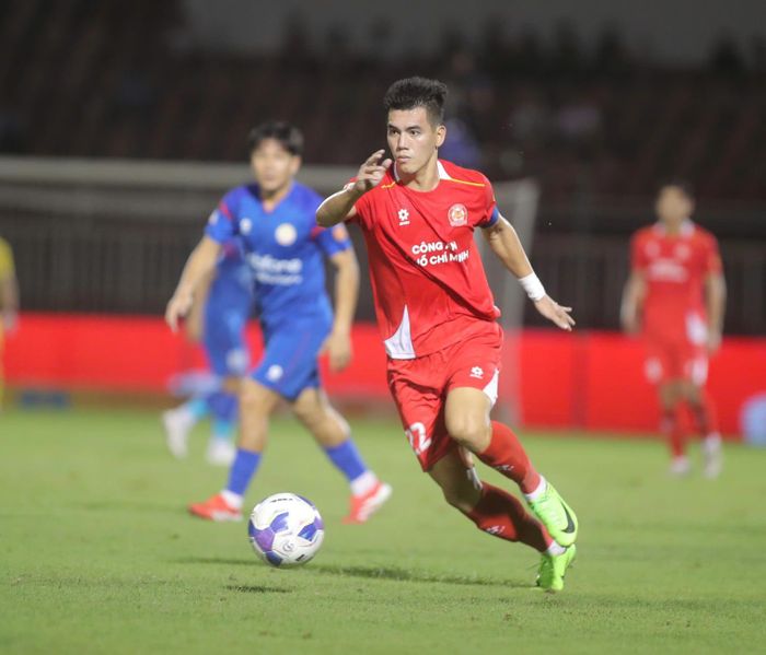 Sau quãng thời gian dài im hơi lặng tiếng...