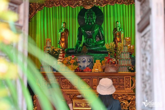 Bức tượng được đặt tại Thích Ca Phật điện, hàng ngày có nhiều người tới chiêm ngưỡng, chiêm bái