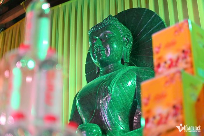 Bức tượng Phật ngọc Thích Ca Mâu Ni nguyên khối được đặt tại Thích Ca Phật điện