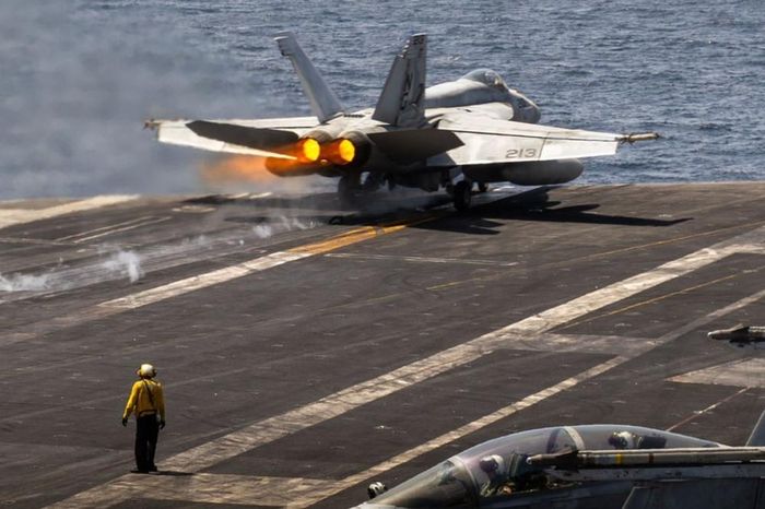 Chiến đấu cơ xuất kích từ tàu sân bay USS Abraham Lincoln của Mỹ. Ảnh: CENTCOM