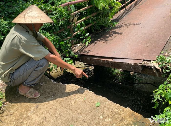 Ông Nguyễn Hữu Phước chỉ vị trí mố cầu bị sập. Ảnh: Quang Hưng