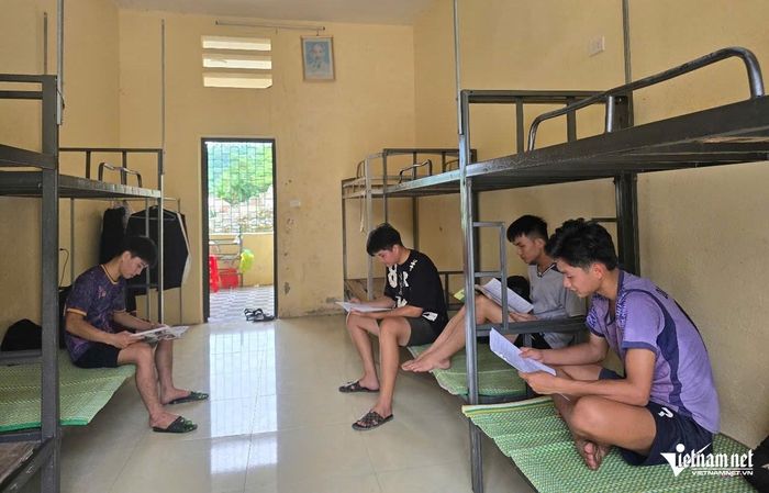 Hiện tại Trường PTDTNT-THCS Quan Sơn đã đón 160 sĩ tử và người nhà thí sinh. Ảnh: Lê Dương