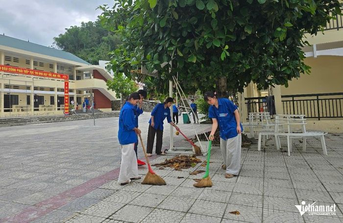 Các đoàn viên tham gia dọn dẹp vệ sinh tại trường và nấu ăn, phục vụ sinh hoạt cho các sĩ tử. Ảnh: Lê Dương