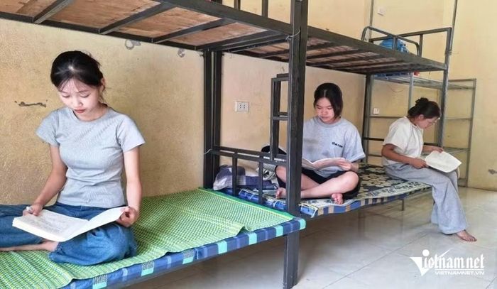 Em Phạm Thúy Hằng (trái) cùng các sĩ tử đang ở trong ký túc ôn bài chuẩn bị cho ngày mai môn thi đầu tiên. Ảnh: Lê Dương