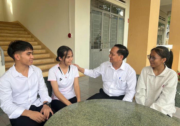 Thầy Phùng Văn Khích - Trưởng điểm thi Trường Phổ thông Dân tộc nội trú THPT số 2 tỉnh Gia Lai động viên các thí sinh cư trú tại xã Đak Sơmei. Ảnh: Ngọc Thu