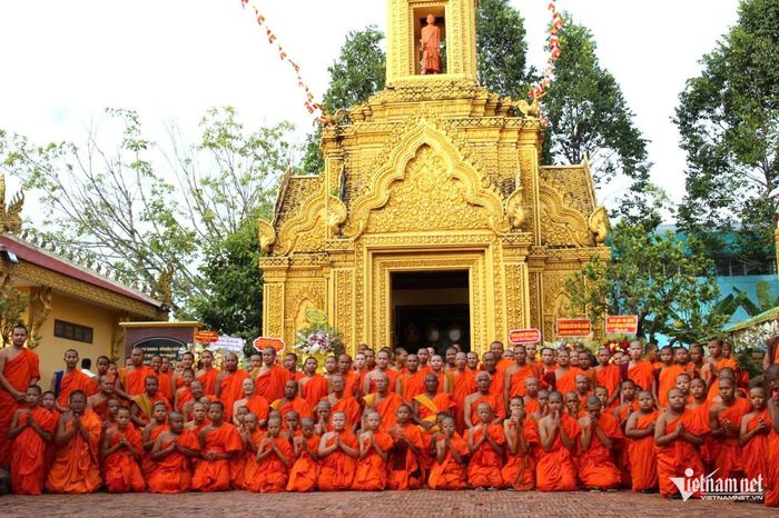 Các vị hòa thượng, đại đức, sư sãi chụp ảnh lưu niệm trước tháp thờ 4 vị sư liệt sĩ.