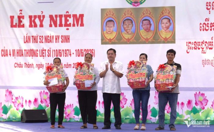 Lãnh đạo Đảng ủy xã Châu Thành tặng quà cho đại diện gia đình 4 vị sư liệt sĩ.