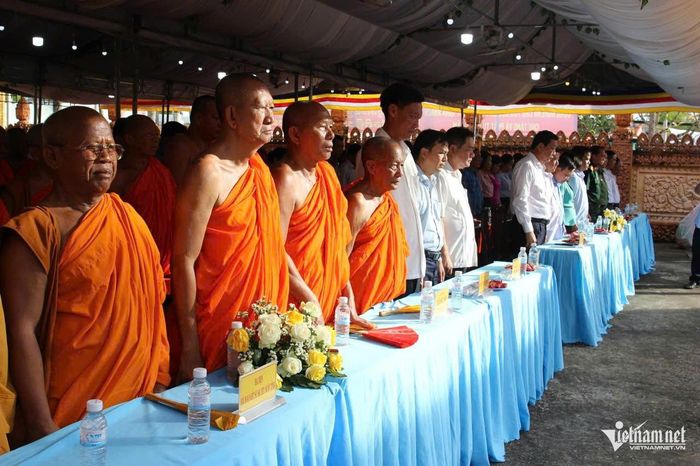 Các đại biểu tưởng niệm 4 vị sư liệt sĩ dân tộc Khmer.