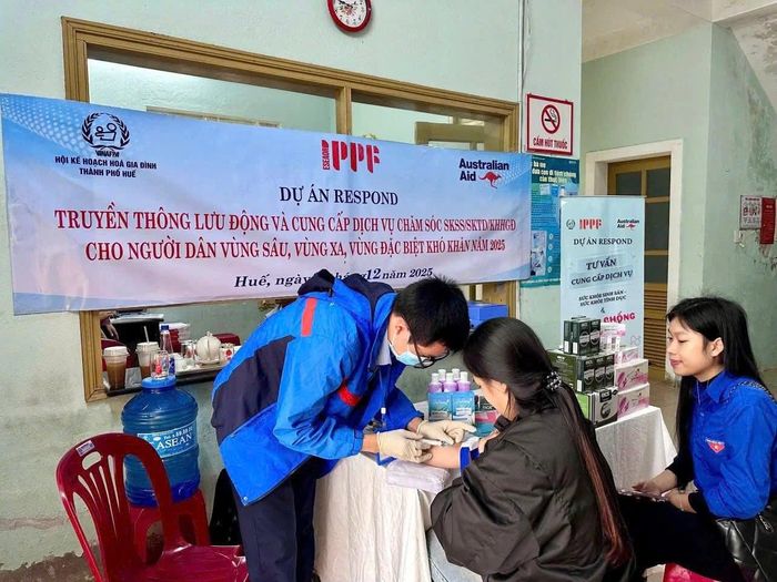 Truyền thông lưu động và chăm sóc SKSS cho người dân ở Huế.