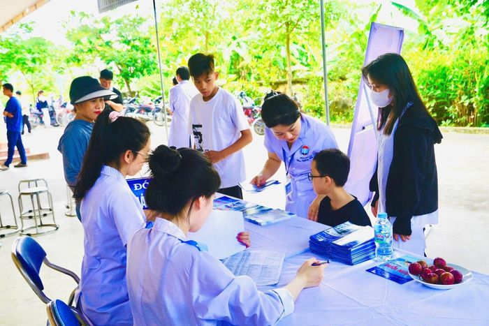 Gần 100 trẻ em yếu thế phường Tứ Minh được khám sức khỏe miễn phí