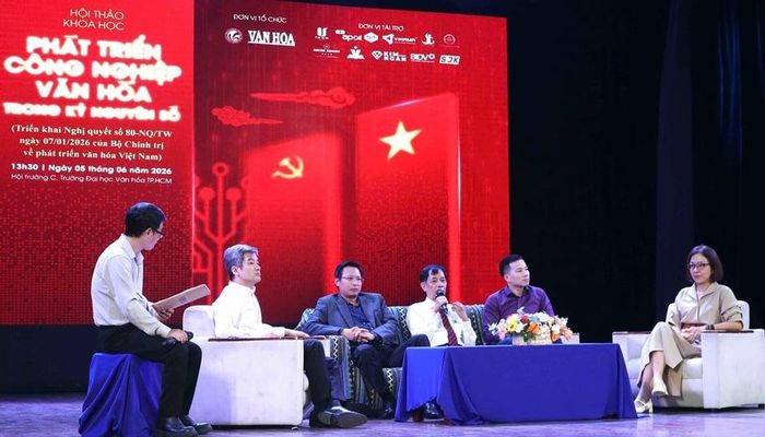 Dược sĩ Phan Văn Hiển (cầm mic) cùng các chuyên gia thảo luận tại phiên chuyên đề “Phát triển công nghiệp văn hóa trong kỷ nguyên số”. Ảnh: IT
