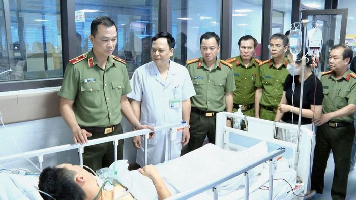 Thiếu tướng Tô Anh Dũng, Giám đốc Công an tỉnh Thanh Hóa cùng Bác sỹ Chuyên khoa II Hoàng Hữu Trường, Giám đốc Bệnh viện đa khoa Thanh Hóa thăm hỏi, động viên trung tá Phạm Ngọc Khánh và gia đình. Ảnh: BVĐKTH