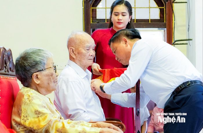 Bí thư Tỉnh ủy, Trưởng đoàn ĐBQH tỉnh Nguyễn Khắc Thận gắn Huy hiệu Đảng cho đảng viên lão thành Trần Đình Niêm. Ảnh: Phạm Bằng