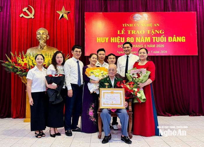 Lãnh đạo Tỉnh ủy và xã Văn Kiều cùng con cháu chung vui với đảng viên lão thành Trần Đình Niêm. Ảnh:CSCC
