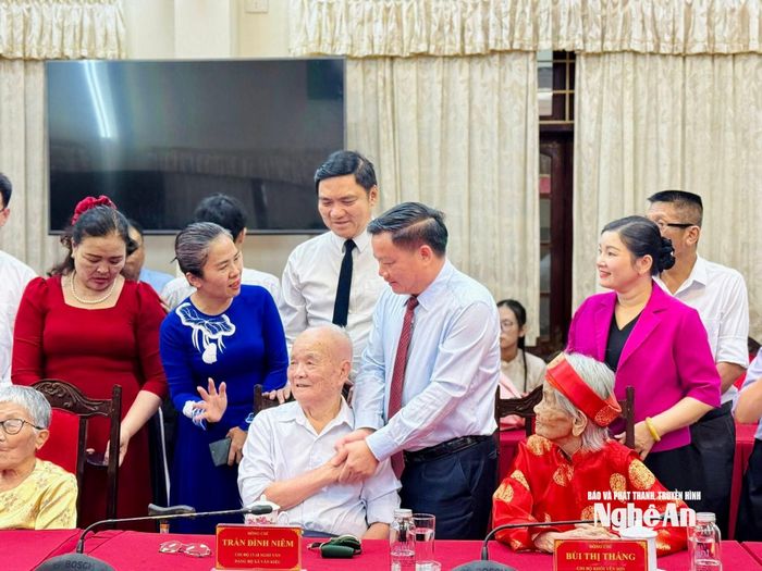Các đồng chí Thường trực Tỉnh ủy thăm hỏi, chia vui với đảng viên lão thành Trần Đình Niêm.