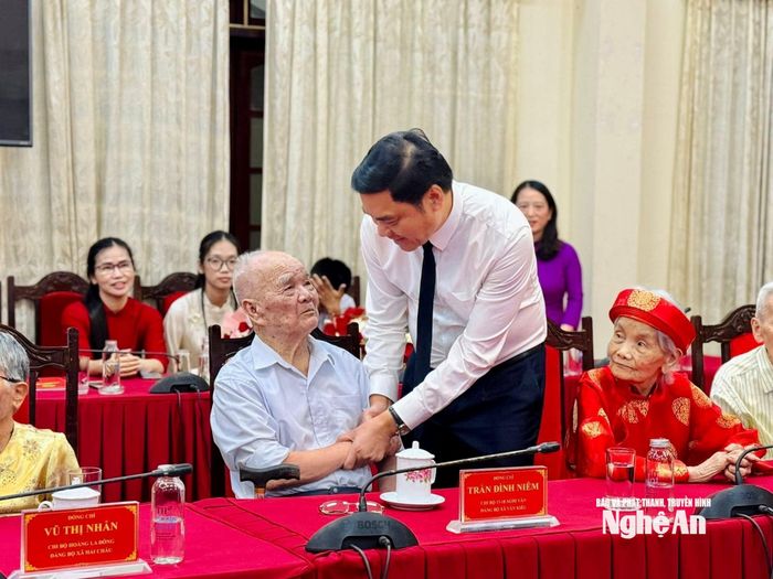 Phó Bí thư Thường trực Tỉnh ủy Hoàng Nghĩa Hiếu chúc mừng đảng viên lão thành Trần Đình Niêm.