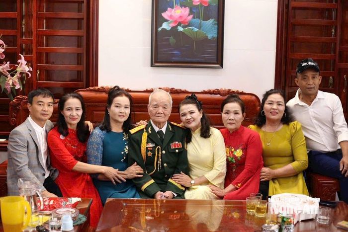 Ông Trần Đình Niêm bên các con. Ảnh: NVCC