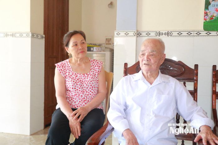 Bà Trần Thị Hoa con gái cả của ông Trần Đình Niêm chia sẻ về lối sống giản dị của cha. Ảnh: K.L