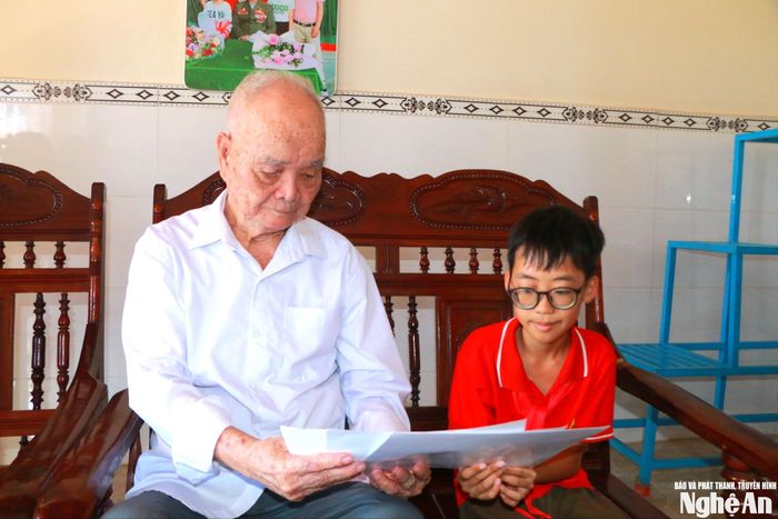 Ông Trần Đình Niêm và cháu. Ảnh: GH