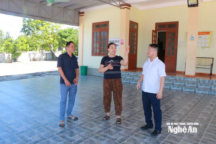 Chị Trần Thị Thắm con gái út của ông Trần Đình Niêm - Xóm trưởng xóm 17-18 Nghi Văn (xã Văn Kiều) trao đổi với cán bộ xã Văn Kiều về công tác dân vận xây dựng thôn, xóm thông minh. Ảnh: GH