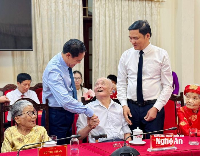 Các đồng chí Võ Trọng Hải - Phó Bí thư Tỉnh ủy, Chủ tịch UBND tỉnh; Hoàng Hoàng Nghĩa Hiếu- Phó Bí thư Thường trực Tỉnh ủy chúc mừng đảng viên lão thành Trần Đình Niêm.