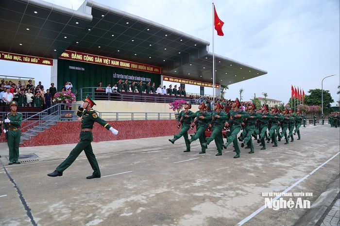 Chiến sĩ mới diễu binh qua khán đài. Ảnh: Đức An