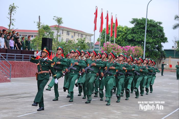 Chiến sĩ mới diễu binh qua khán đài. Ảnh: Đức An