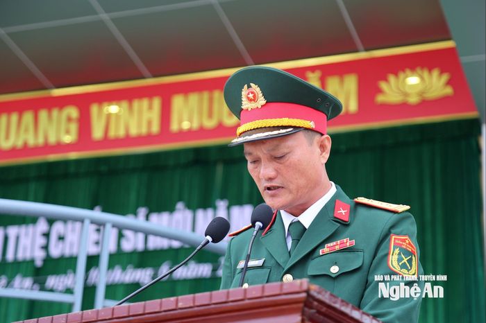 Thượng tá Đinh Xuân Lâm - Phó Bí thư Đảng ủy, Trung đoàn Trưởng Trung đoàn 764 phát biểu tại buổi lễ. Ảnh: Đức An