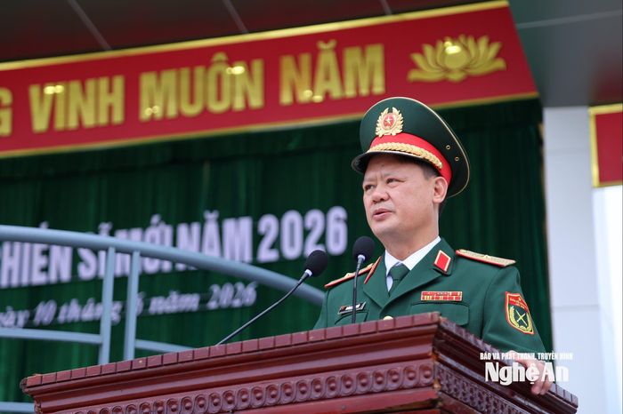 Thiếu tướng Hoàng Duy Chiến - Phó tư lệnh Quân khu 4 phát biểu. Ảnh: Đức An
