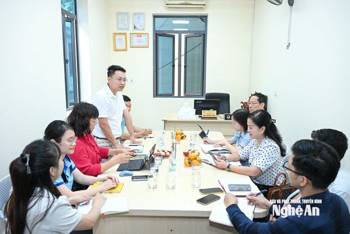 Đại diện doanh nghiệp giới thiệu về tình hình sản xuất, kinh doanh. Ảnh: Thành Cường