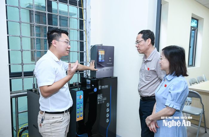 Đoàn đại biểu Quốc hội nghe doanh nghiệp giới thiệu về hoạt động khoa học, công nghệ và đổi mới sáng tạo trong sản xuất, kinh doanh. Ảnh: Thành Cường