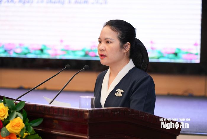 TS. Trương Thị Phương Thảo - Khoa Chính trị và Báo chí, Trường Đại học KHXH & Nhân văn, Trường Đại học Vinh tham luận tại hội thảo. Ảnh: TL