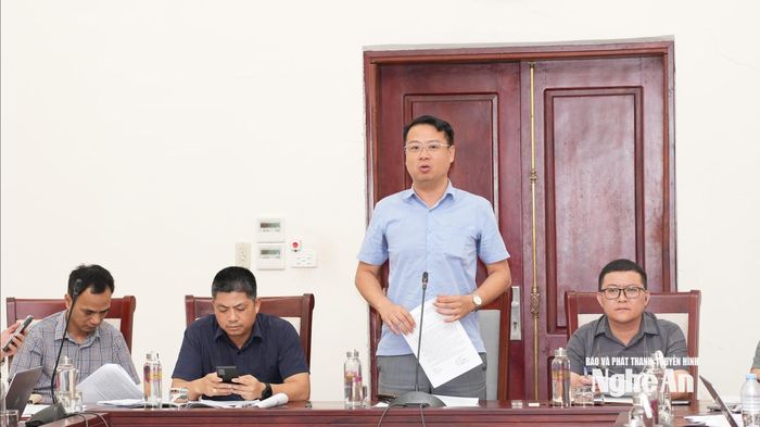 Lãnh đạo phường Thành Vinh phát biểu về việc di dời 550 ngôi mộ và tái định cư cho 26 hộ dân đối với hạng mục kéo dài đường Trần Nguyên Hãn. Ảnh: Nguyễn Toàn