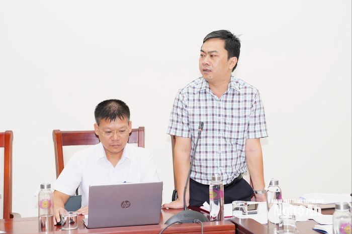 Lãnh đạo phường Trường Vinh phát biểu về điều chỉnh quy hoạch do chồng lấn ở hạng mục đường Lê Mao kéo dài. Ảnh: Nguyễn Toàn
