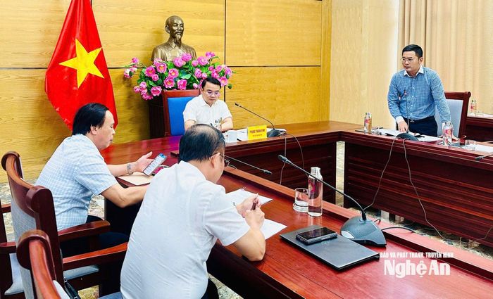 Phó Chánh Văn phòng UBND tỉnh Hồ Đức Tuấn đề nghị bổ sung một số nội dung vào dự thảo báo cáo. Ảnh: An Duyên
