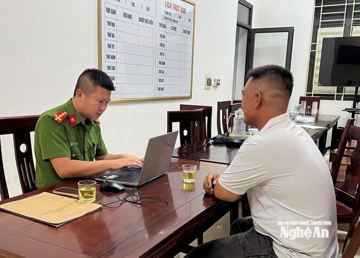 Công an xã làm việc với anh Nguyễn Bá Đại. Ảnh: Quỳnh Trang