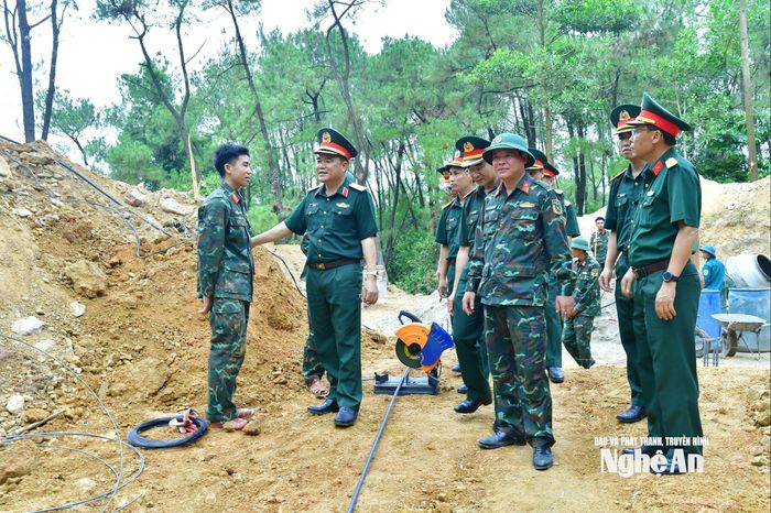 Đoàn công tác động viên các lực lượng tham gia xây dựng sở chỉ huy diễn tập. Ảnh: Trọng Kiên