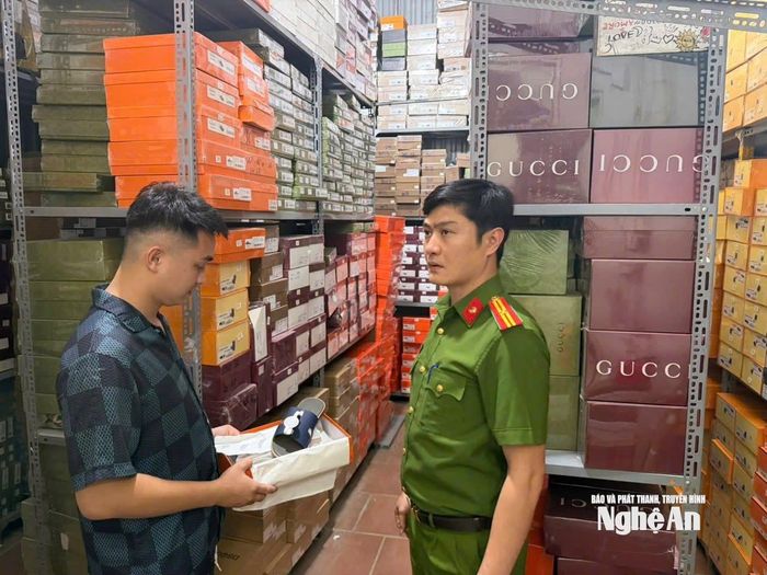Phòng Cảnh sát kinh tế Công an tỉnh tiến hành kiểm tra các kho hàng có dấu hiệu vi phạm xâm phạm sở hữu trí tuệ. Ảnh: Phạm Thủy