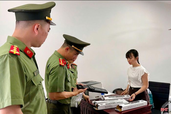  Năm nay, tất cả các điểm thi ở Hà Tĩnh đều trang bị máy quét an ninh nhằm kiểm soát thiết bị điện tử, chủ động phòng chống gian lận công nghệ cao. Trong ảnh: Lực lượng công an và cán bộ làm nhiệm vụ kiểm tra thiết bị tại điểm thi Trường THPT Nguyễn Văn Trỗi và Trường THPT Phan Đình Phùng. 