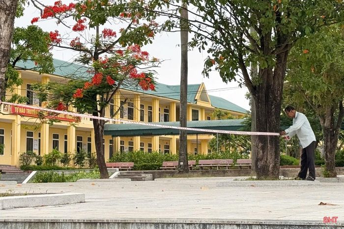 Để phục vụ hơn 900 thí sinh, điểm thi Trường THPT Kỳ Anh đã bố trí 38 phòng thi và 2 phòng chờ. Hiện tại, lực lượng hậu cần đã hoàn tất việc niêm phong các phòng không sử dụng và giăng dây phân luồng để kiểm tra thiết bị của thí sinh trước khi vào khu vực thi.