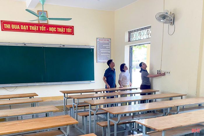 Việc niêm yết số phòng, nội quy, quy chế tại các phòng thi đã hoàn tất. Cán bộ làm nhiệm vụ tại điểm thi Trường THPT Can Lộc cũng đã rà soát lần cuối cơ sở vật chất tại phòng thi.