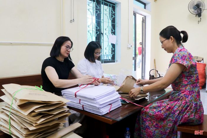 Từng tập giấy thi, giấy nháp và văn phòng phẩm được Ban Thư ký điểm thi Trường THPT Nguyễn Văn Trỗi rà soát, sắp xếp khoa học.