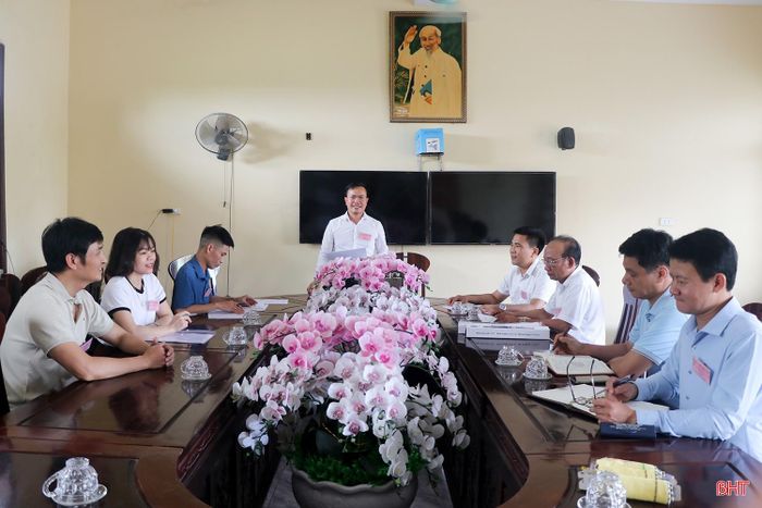  Thầy Hoàng Quốc Quyết - Hiệu trưởng Trường THPT Nguyễn Đình Liễn, Trưởng điểm thi Trường THPT Nguyễn Văn Trỗi cho biết: "Điểm thi Trường THPT Nguyễn Văn Trỗi có 460 thí sinh dự thi. Trường đã chuẩn bị 20 phòng thi, 2 phòng chờ, bố trí đầy đủ lực lượng làm nhiệm vụ thi". Trong ảnh: Lãnh đạo điểm thi họp triển khai nhiệm vụ. 